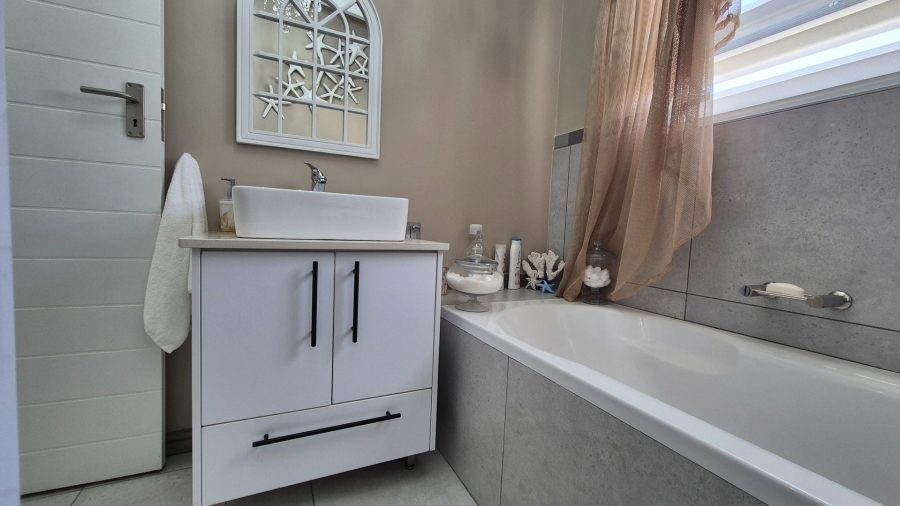 3 Bedroom Property for Sale in Jacobsbaai Western Cape